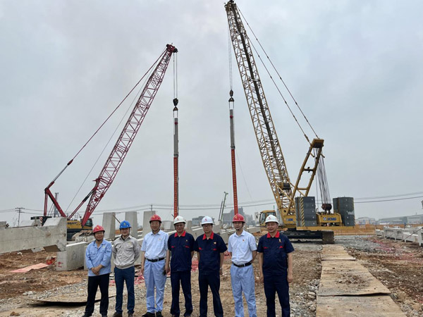 銅基新材料項目電解主廠房首根預(yù)制立柱順利吊裝