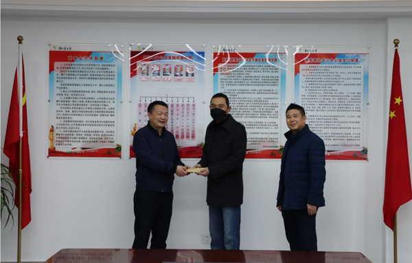 集團(tuán)公司黨委委員、副總經(jīng)理胡新付到公司走訪慰問